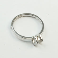 Load image into Gallery viewer, Platinum Women Ring 2.9 Grams
