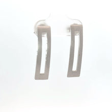 將圖片載入圖庫檢視器 18K Solid White Gold Sleek Rectangular Earrings
