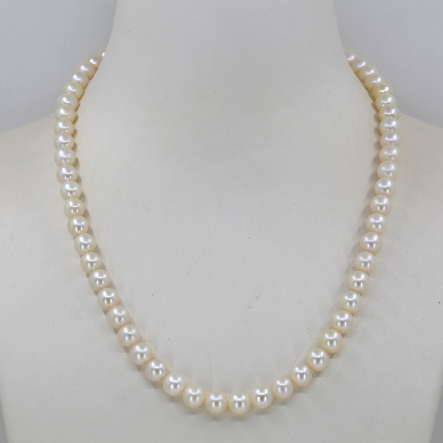 White Culture Pearl Necklace with Silver Clasp 18