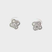 將影片載入圖庫檢視器並播放，18K Solid White Gold Flower Design Diamond Stud Earrings D0.30 CT
