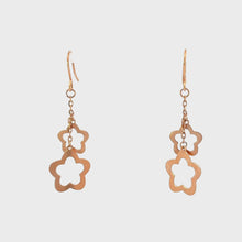 將影片載入圖庫檢視器並播放，18K Solid Rose Gold Flower Dangle Earrings
