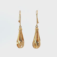 將影片載入圖庫檢視器並播放，14K Solid Gold Teardrop Hoop Earrings
