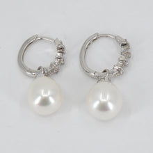 將圖片載入圖庫檢視器 14K White Gold Diamond White Culture Pearl Hanging Earrings D0.38 CT
