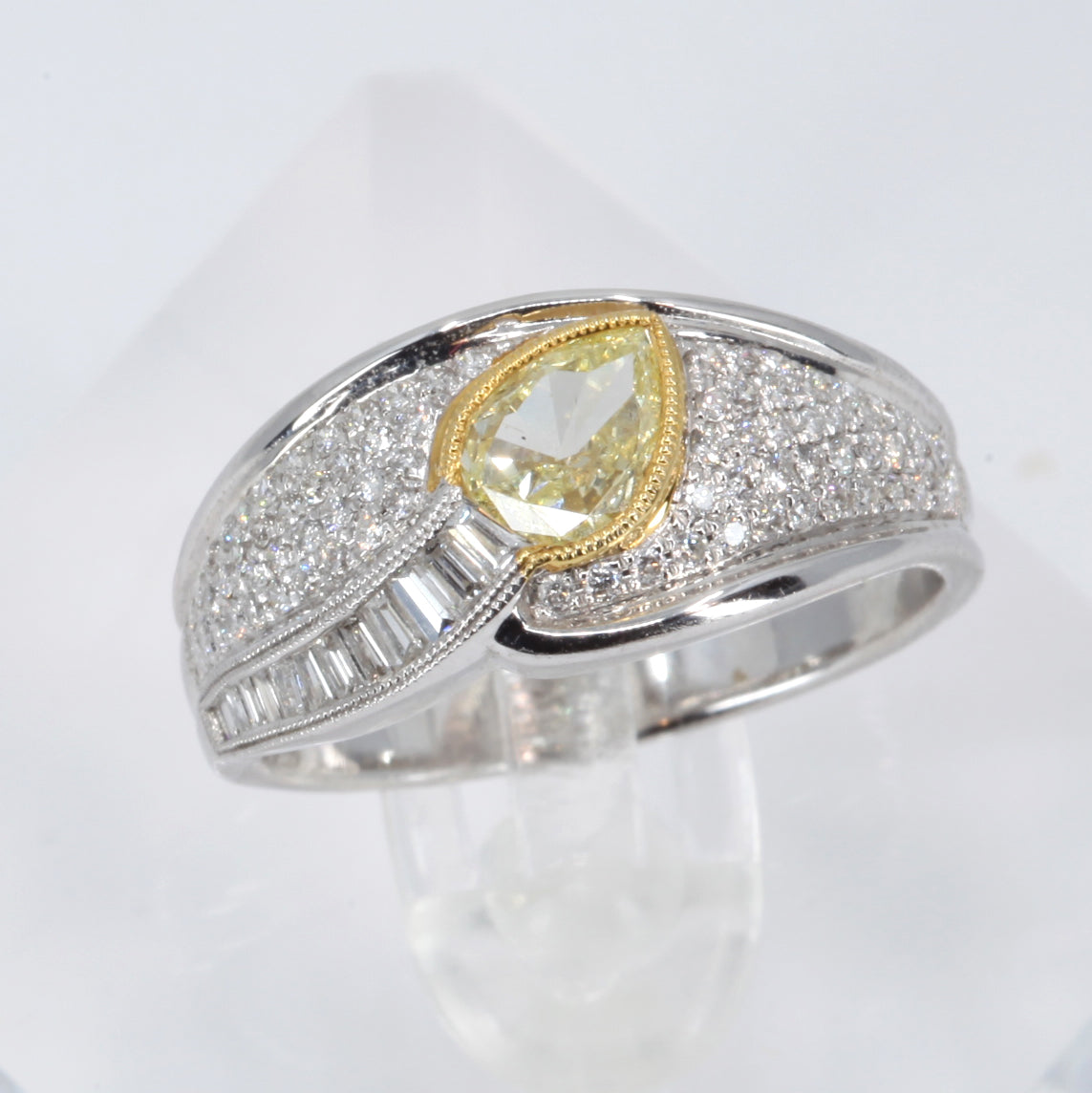 18K White Gold Fancy Yellow Diamond Women Ring CD0.44CT SD0.48CT