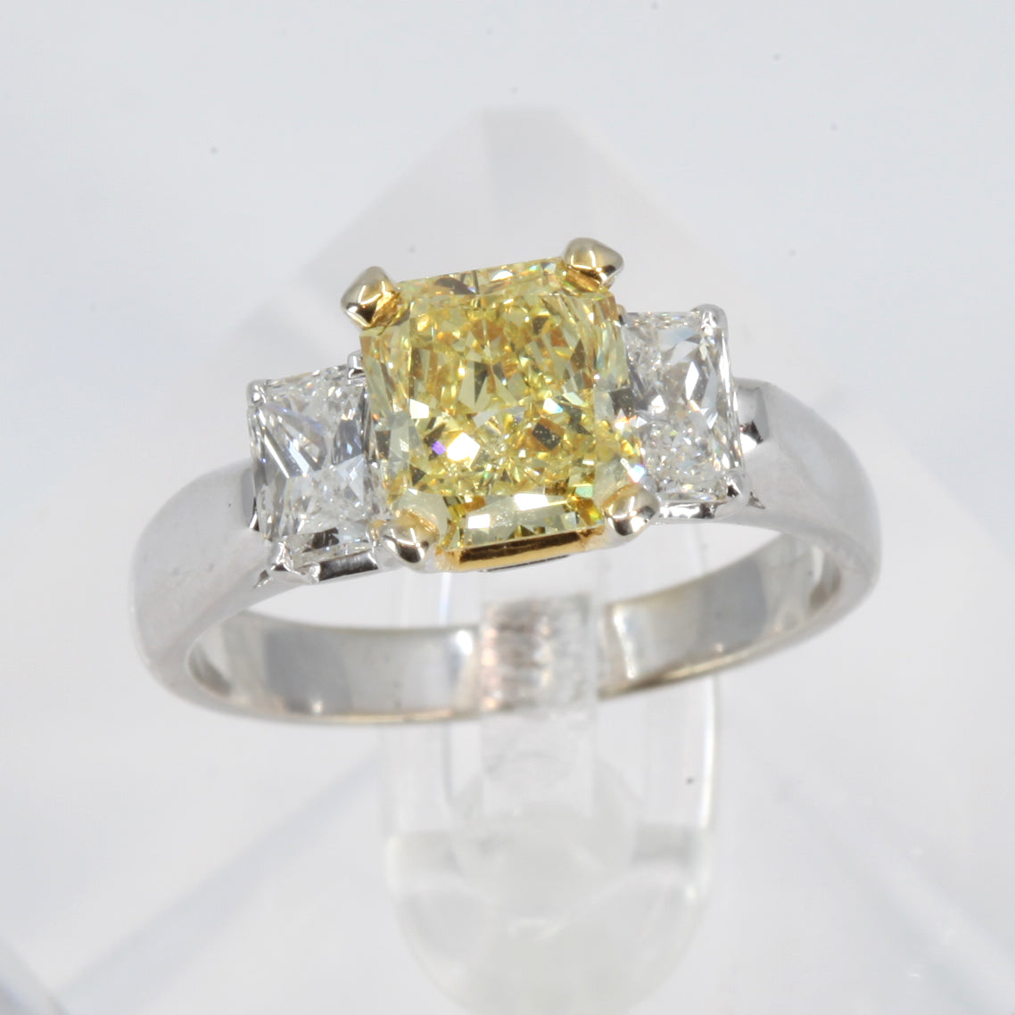 18K White Gold Women GIA Fancy Yellow Diamond Ring CD2.10CT SD1.28CT